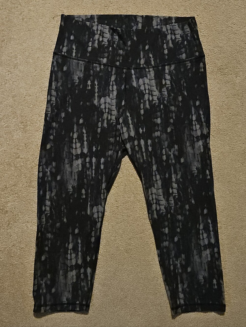 Old Navy Black & Gray Tie-Dye Balance Capri Leggings